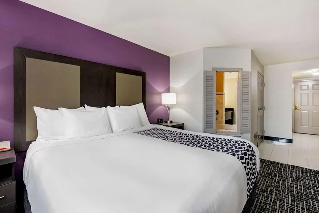 غرفة ديلوكس بسرير كينج، La Quinta Inn by Wyndham West Long Branch 4/8