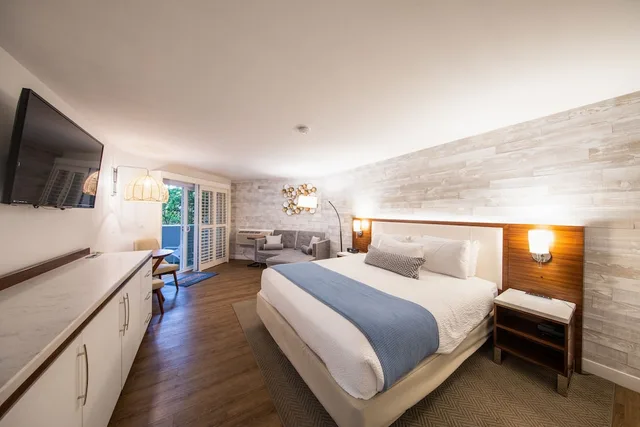 Standard King, SeaCrest Oceanfront Hotel 2/3