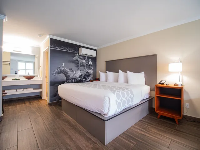 غرفة قياسية بسرير كينج، Equus Inn Ocala 1/8