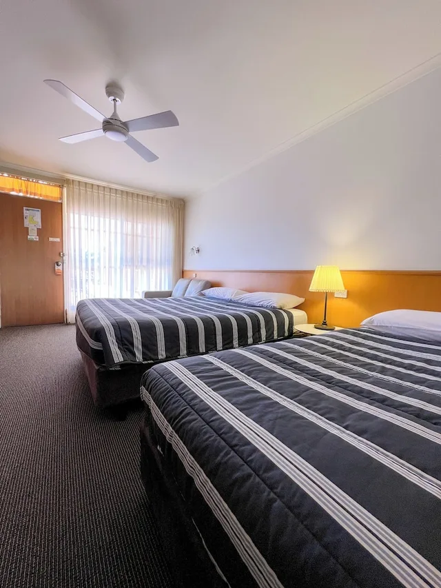 غرفة قياسية بسرير كوين وسرير فردي بمطبخ صغير، SUMMERHILL MOTOR INN 1/5
