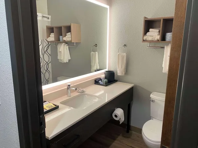 غرفة قياسية بسريرين كوين بإطلالة على البحيرة بشرفة، Best Western Lake Lucille Inn 6/7