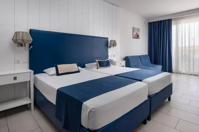 غرفة رباعية بإطلالة على المسبح بشرفة، db Seabank Resort and Spa 1/2