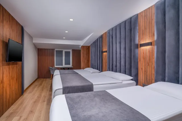 غرفة عائلية بسرير كوين وسريرين فرديين، Elite Port Hotel Istanbul Airport 2/6