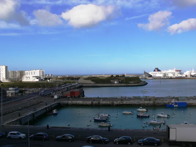 غرفة بريميوم بسرير كوين بإطلالة، Holiday Inn Calais 1/2