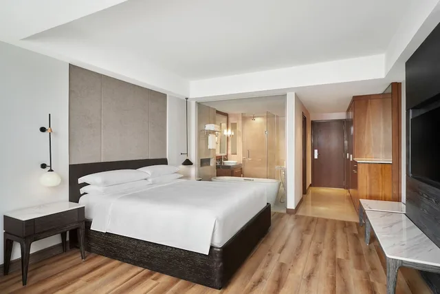 غرفة ديلوكس بسرير كينج بإطلالة على المدينة، Sheraton Hanoi West 4/8