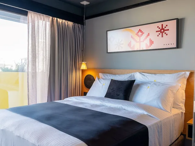 Signature, Penthouse Suite, 2 Queen Beds, 2 Sofa، 3 Pines Design Living 1/5
