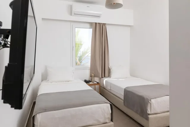 غرفة قياسية بسرير كوين وسريرين منفصلين بشرفة بغرفتي نوم بإطلالة جزئية على البحر، Yaz Beach Hotel 3/10