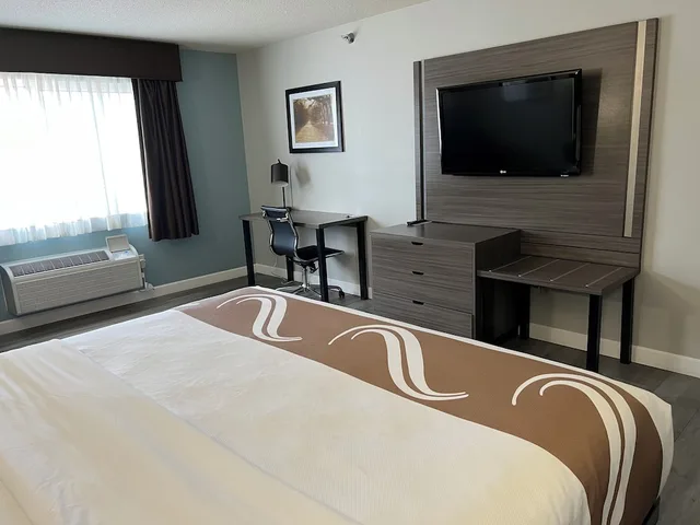 غرفة قياسية بسرير كينج بحوض جاكوزي، Quality Inn & Suites Red Wing, MN 4/6