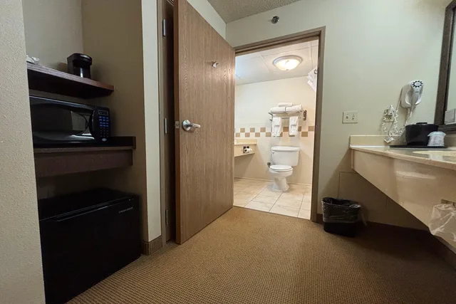 جناح استوديو بريميير بسرير كينج، Americinn By Wyndham Monmouth 3/3