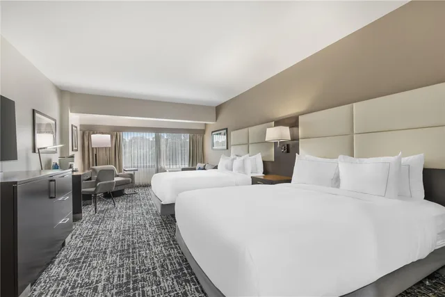 غرفة بسريرين كوين بحوض استحمام لذوي الإعاقة، DoubleTree by Hilton Williamsburg 1/2