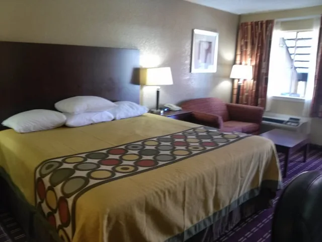 Room, King Bed, Accessible, Super 8 By Wyndham Kerrville Tx 2/6