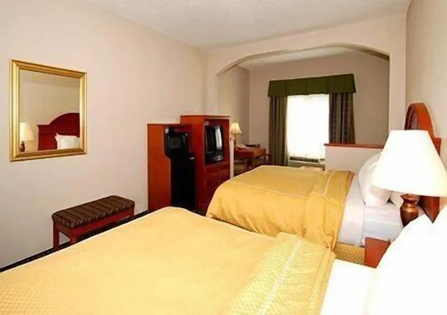 جناح بسريرين كوين مع أريكة، Comfort Suites Fairgrounds West 1/5
