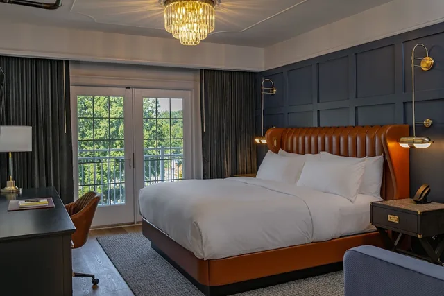 غرفة ديلوكس بسرير كينج بشرفة، The Publisher, Fredericksburg, a Tribute Portfolio Hotel 2/3