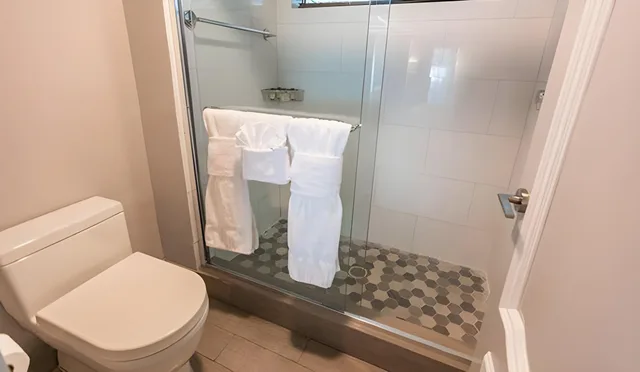 غرفة بسرير كوين بشرفة، Riviera Suites South Beach 1/1