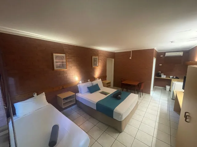 استوديو متصل ديلوكس بسرير كوين وسريرين فرديين، Pine Tree Motel 1/1
