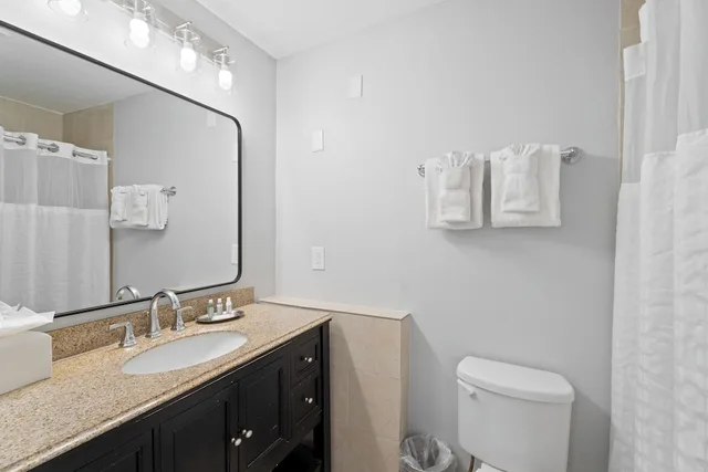 غرفة بريميير بسرير كينج، Hotel St Pierre French Quarter 9/10
