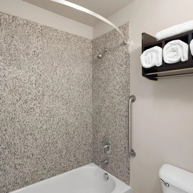 غرفة بسرير كوين مع أريكة، La Quinta Inn & Suites by Wyndham Spokane Valley 3/4