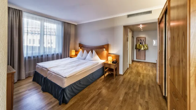 جناح بسرير كوين مع أريكة، Hotel Post 2/6