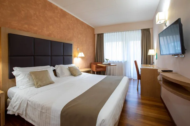 غرفة بسرير كينج بشرفة، PALACE DEL CONERO HOTEL 6/10