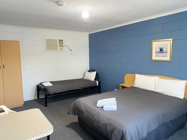 Studio, 1 Double and 1 Single Bed, Limestone Coast Tourist Park 2/6