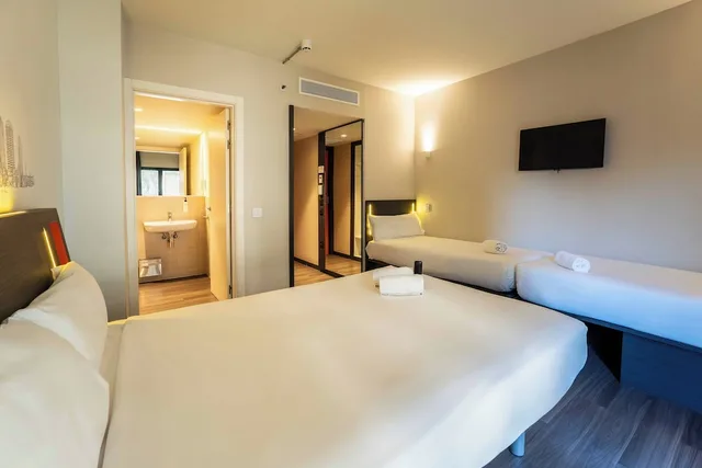 غرفة قياسية رباعية بسرير مزدوج وسريرين منفصلين، easyHotel Barcelona Fira 4/10