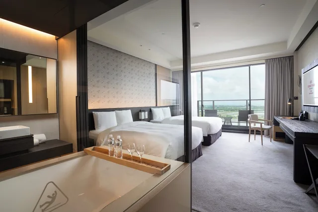 غرفة عائلية بسريرين مزدوجين بإطلالة على النهر بشرفة، CROWNE PLAZA TAINAN 2/6