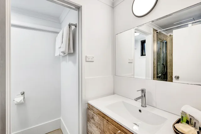 غرفة تقليدية بسرير كوين وسرير فردي بمطبخ صغير، Montego Mermaid Beach Motel 7/8