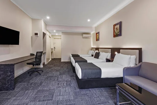Upgrade, Suite, Queen and Twin Beds، Quality Hotel Melbourne Airport 2/2