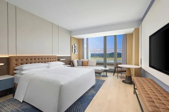 غرفة تنفيذية بسرير كينج بإطلالة على النهر بشرفة، Four Points By Sheraton Leshan 1/2