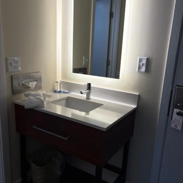 Superior, King Bed, The Hudson Inn 3/3