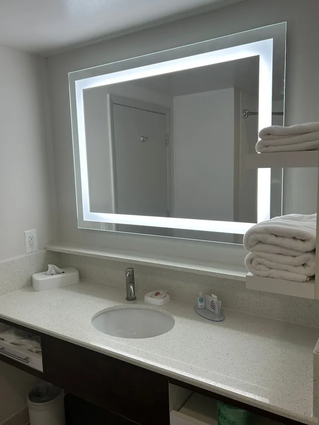 غرفة قياسية بسرير كينج مع أريكة، Comfort Inn Darien - North Brunswick 5/6