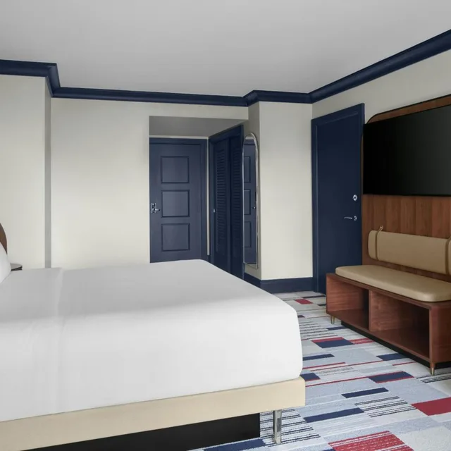 Superior, King Bed, Le Meridien Arlington 7/8