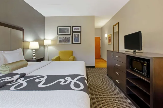 غرفة بسرير كينج، La Quinta Inn & Suites by Wyndham Detroit Metro Airport 1/3