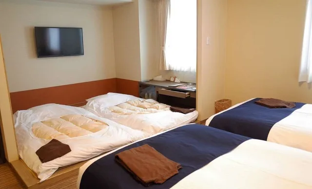 غرفة يابانية غربية بسريرين منفصلين وفرشتي فوتون، Hotel WBF Grande Asahikawa 3/3