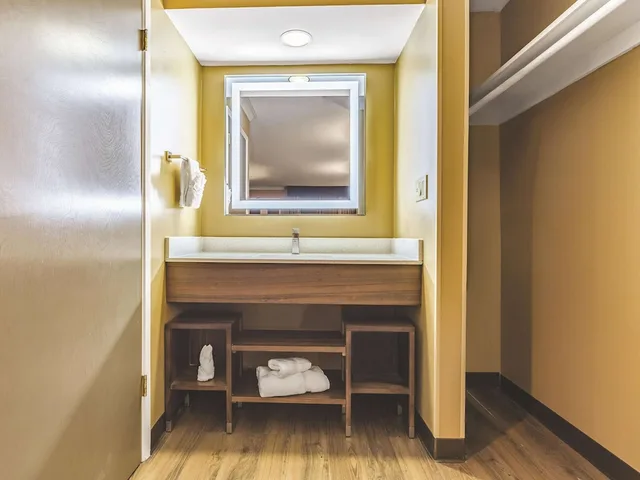 غرفة بسرير كينج، La Quinta Inn & Suites by Wyndham San Francisco Airport West 8/8