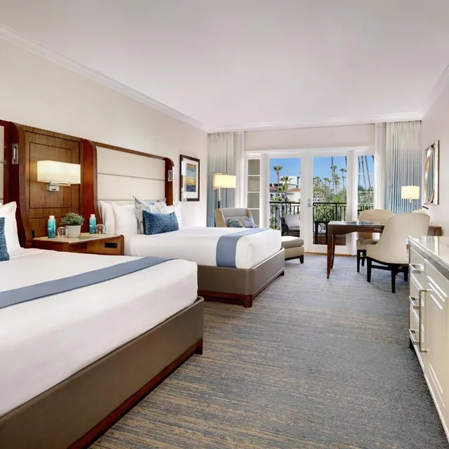 غرفة قياسية بسريرين كوين، Balboa Bay Resort 1/3
