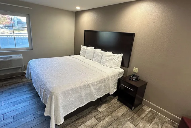 غرفة قياسية بسرير كينج، Red Roof Inn Hayward 4/8