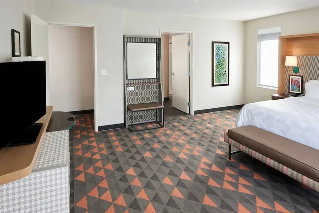 جناح بسرير كينج مع أريكة لذوي الإعاقة، Holiday Inn And Suites Philadelphia W Drexel Hill 2/8