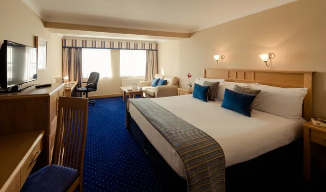 غرفة بسرير مزدوج بحوض استحمام لذوي الإعاقة، Rochestown Lodge Hotel 1/4