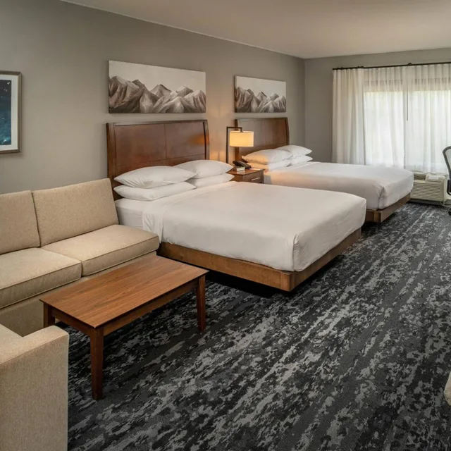 غرفة بسرير كوين مع أريكة بحوض استحمام لذوي الإعاقة، Delta Hotels By Marriott Huntington Mall 1/4