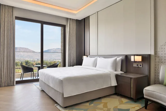 Signature, Suite, King Bed, Balcony, JW Marriott Bengaluru Prestige Golfshire Resort & Spa 4/7