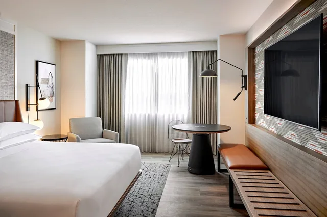 غرفة تقليدية بسرير كينج، Sheraton Phoenix Downtown 1/5