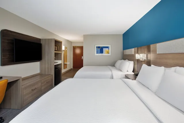 Standard, 2 Queen Beds, Holiday Inn Express Hotel Suites Grand Rapids North 2/6