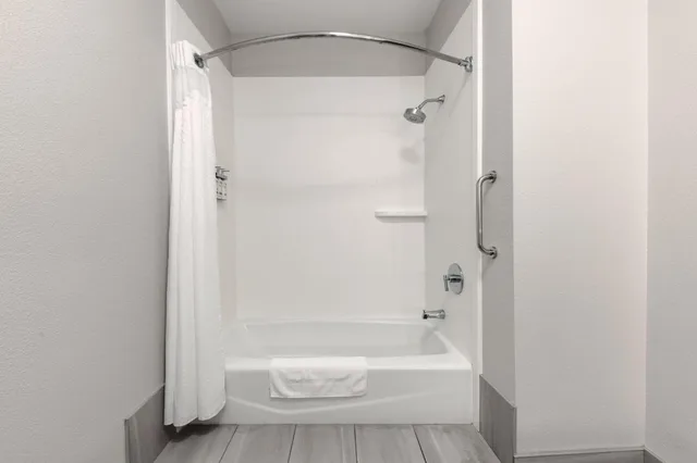 جناح بسرير كوين، Holiday Inn Express Hotel Suites Athens 10/10