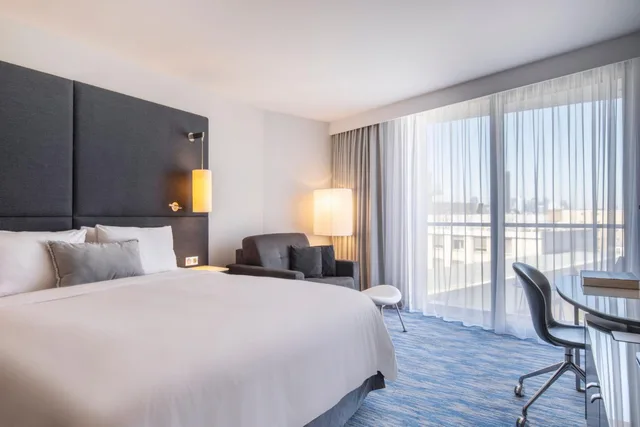 غرفة بريستيج بسرير كينج بإطلالة على الحديقة بشرفة، Renaissance Paris Arc de Triomphe Hotel 5/10