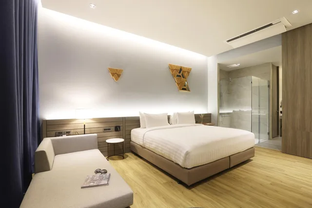 غرفة ديلوكس بشرفة، The Signature Hotel Airport 4/8