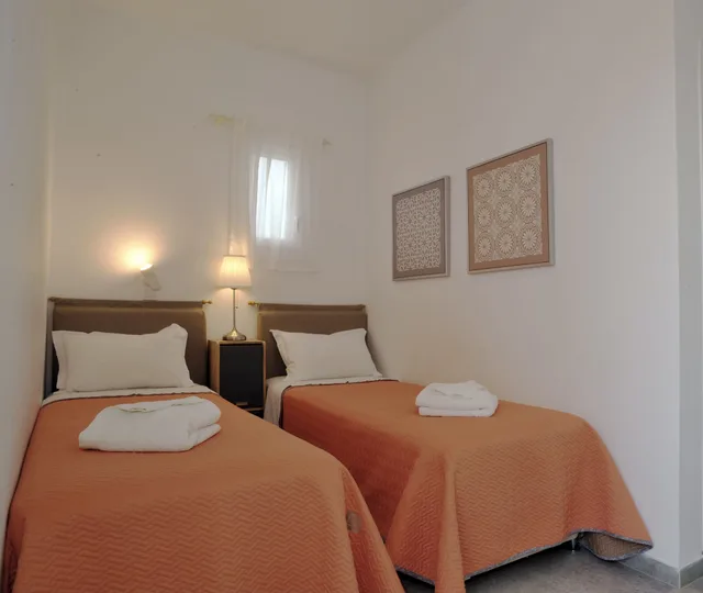 جناح عائلي بسريرين منفصلين وسرير بطابقين بإطلالة على البحر بغرفتي نوم، Scala Apartments 1/3