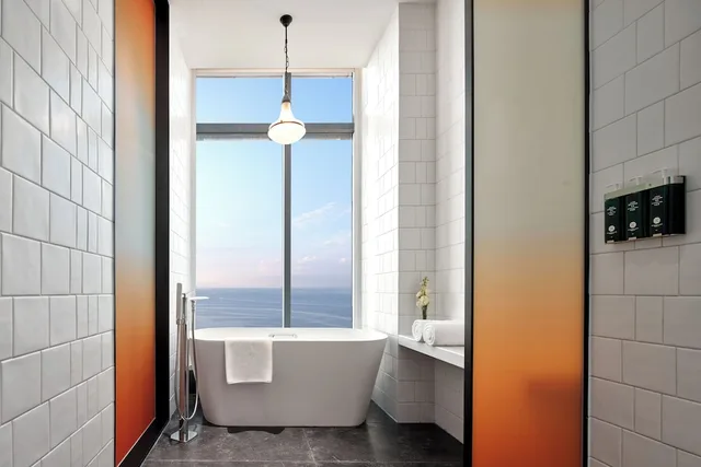 غرفة بريميوم بسرير كينج بإطلالة على البحر في طابق مرتفع، Hotel Indigo Yantai Golden Coast by IHG 3/3