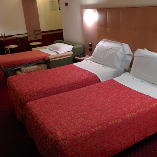 غرفة ثلاثية، Art & Hotel Aeroporto 5/8