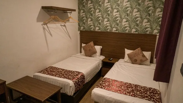 Standard, Twin Beds, No Window، Highlanders Hotel 2/2